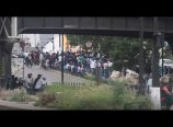 Estação de trem parisiense lotada de imigrantes