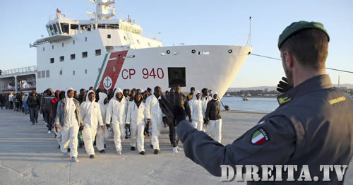 Muçulmanos são detidos por atirar cristãos ao mar na Itália